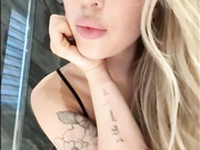 Chloee в черных колготках