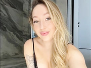 Chloee в черных колготках