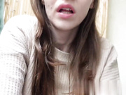 Девица дрочит