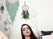 Девица дрочит