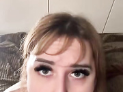 Девица сама себя трахает