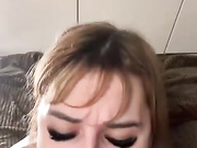 Девица сама себя трахает
