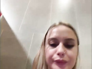 _Katrinka_надевает бесшовные колготки
