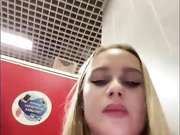 _Katrinka_надевает бесшовные колготки