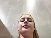 _Katrinka_надевает бесшовные колготки