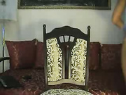 Брюнетка с игрушкой