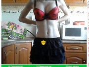 Юная дразнит