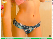 Юная дразнит