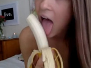 PetiteMia снимает свою одежду часть 1