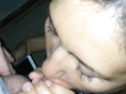 Шлюха отсасывает в подъезде