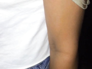 Шлюха отсасывает в подъезде