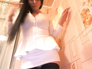 ELENAXXX танцует на стуле во фри