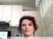 Catsuit мастурбирует на кухне