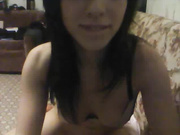 Брюнетка трахает себя игрушкой